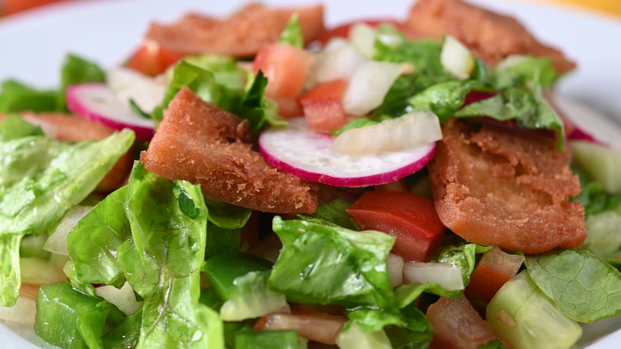Fattoush salat, traditionel libanesisk salat på træbord
