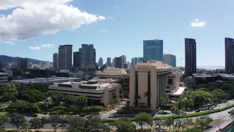 toma aérea push-in ascendente del centro de honolulu, hawaii