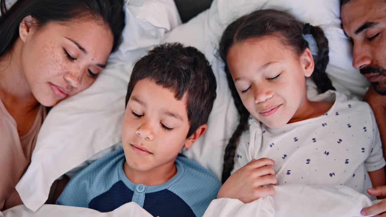 가족들이 침대에서 잠을 자고 있습니다.