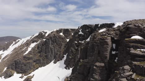 Schottlands-Bergklippe-Mit-Schnee-Bedeckt,-Drohnenaufnahme-Aus-Nächster-Nähe