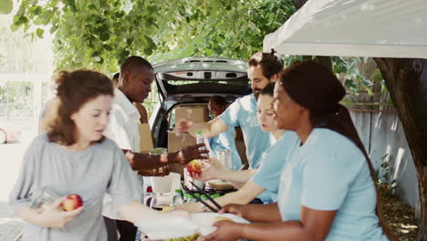 Vielfältiges-Team,-Das-Hungerhilfe-Leistet