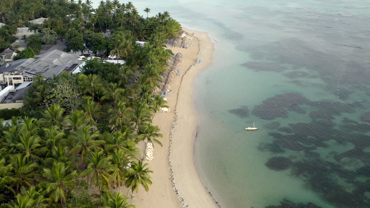 vista de drones del océano, sombrillas y playa de arena caribeña, playa grand bahia principe en la península de samana, república dominicana
