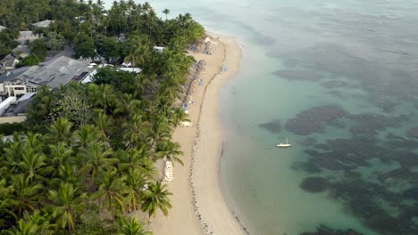 Drohnenblick-Auf-Das-Meer,-Sonnenschirme-Und-Den-Sandstrand-Der-Karibik,-Grand-Bahia-Principe-Beach-Auf-Der-Halbinsel-Samana,-Dominikanische-Republik