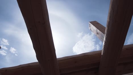 construcción de techos de cabañas de madera bajo la luz del sol