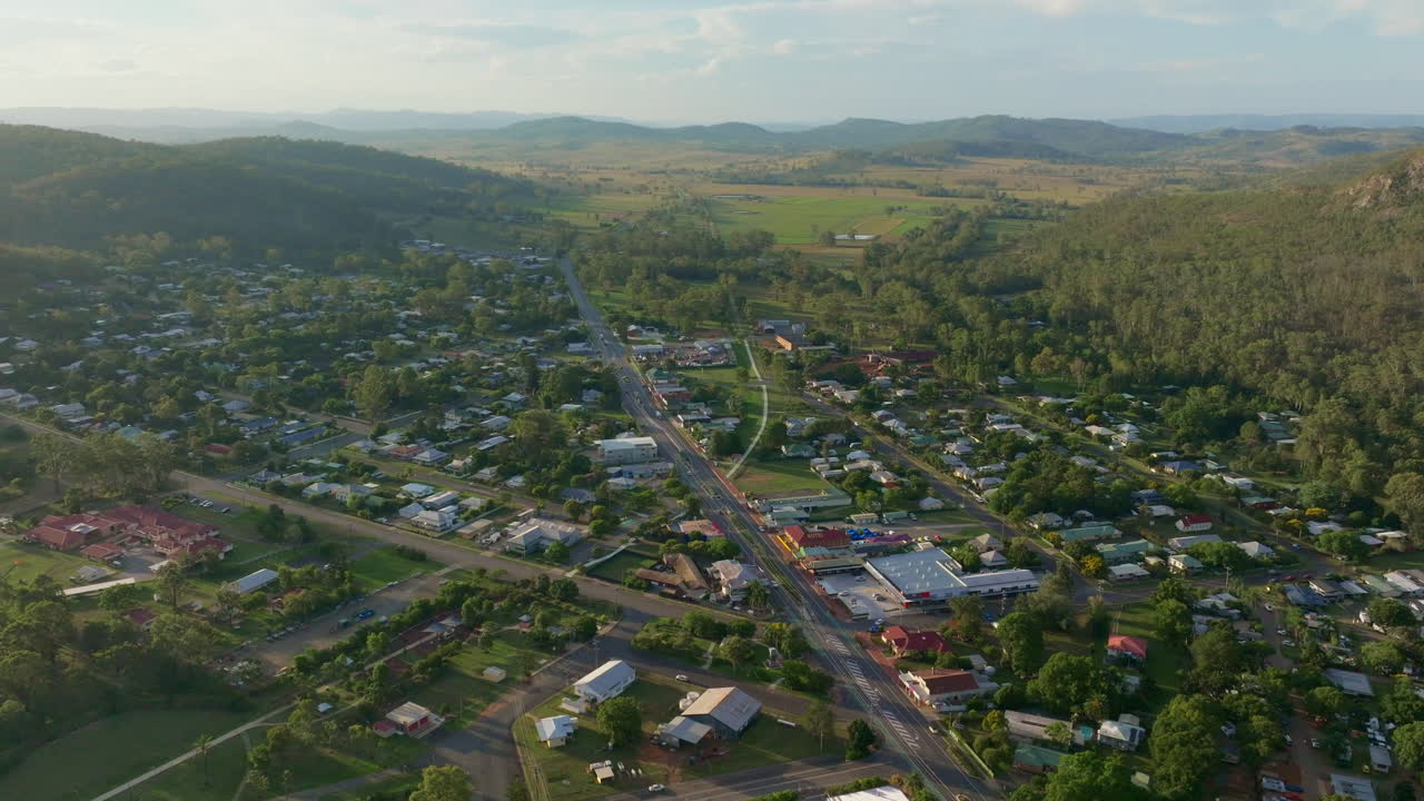antena aérea de un pequeño pueblo de campo australiano esk al atardecer, 4k queensland