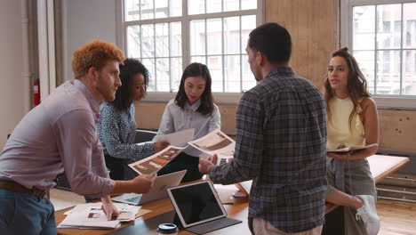 Jóvenes-Creativos-Intercambiando-Ideas-Juntos-En-El-Trabajo