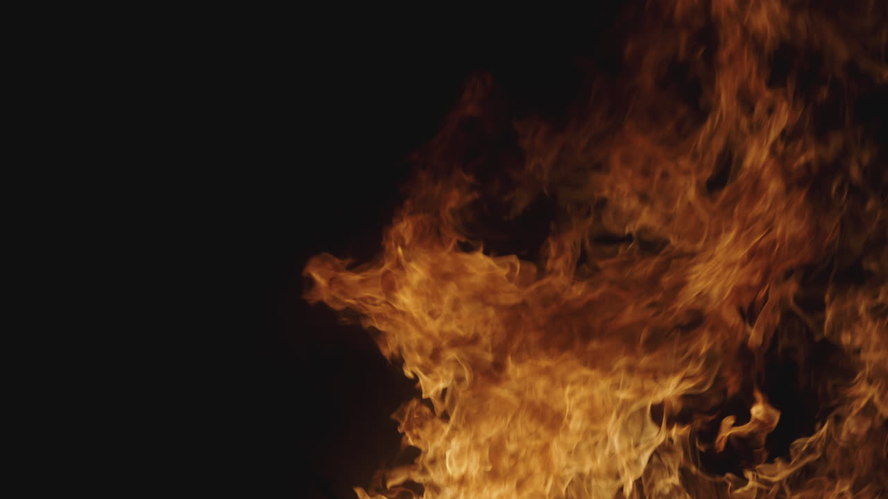 Intense flammer i natten