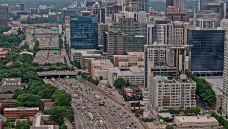 atlanta georgia aerial v876 hyperlapse birds eye view drone flyover distrito hotelero capturando el movimiento de tráfico ocupado en la autopista a través de tech square y midtown - filmado con mavic 3 pro cine - mayo 2023