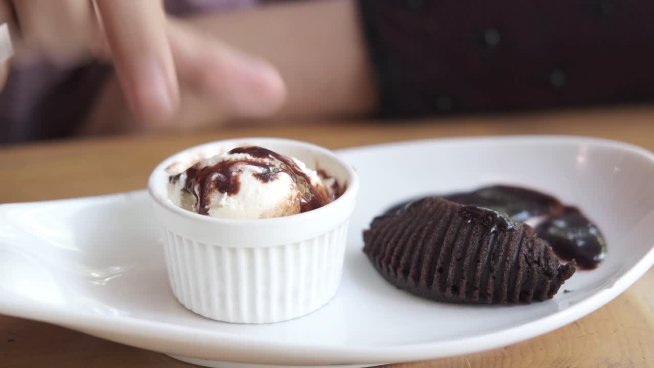 아이스크림과 함께 초콜릿 브라우니