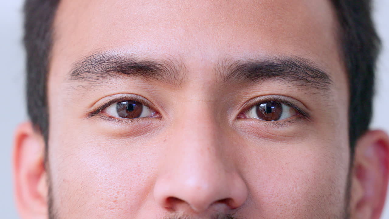 행복하고 웃는 남자가 자신의 미래를 생각하고 있습니다.