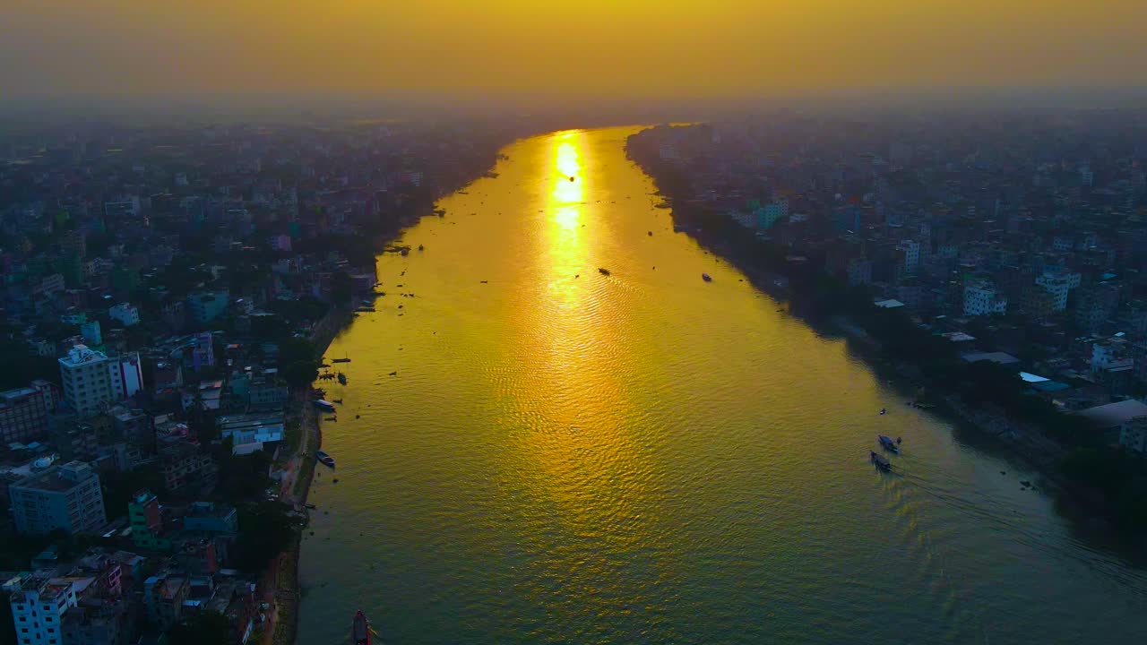 aerial de la urbanización ribereña, río buriganga a lo largo de la ciudad, dhaka, bangladesh