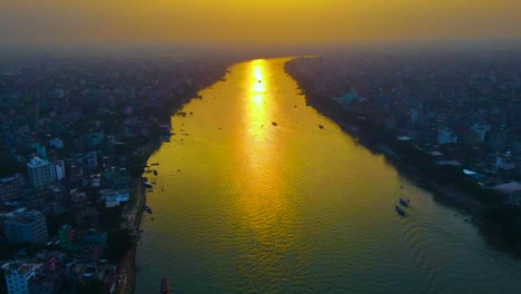 Antena-De-La-Urbanización-Ribereña,-Río-Buriganga-A-Lo-Largo-De-La-Ciudad,-Dhaka,-Bangladesh