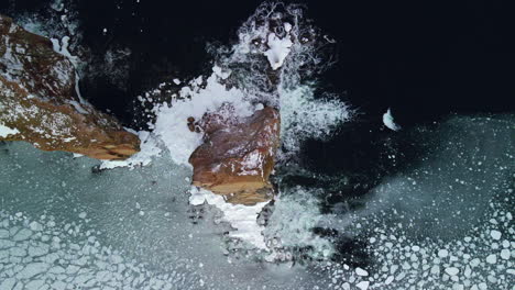 Vista-Aérea-De-Percé-Rock-En-Invierno-Con-Hielo-En-El-Océano