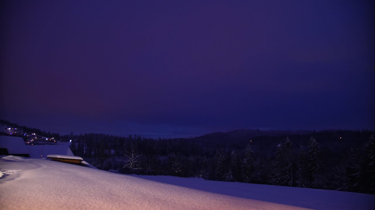закат на заснеженном холме над европейским городом, польша, широкий снимок