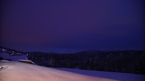 Lapso-De-Tiempo-De-La-Puesta-De-Sol-En-Una-Colina-Nevada-Sobre-La-Ciudad-Europea,-Polonia,-Plano-General