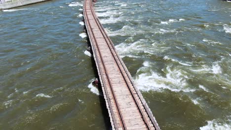 Standbild-Der-Bahngleise-über-Den-Fox-River-In-Kaukauna,-Wisconsin,-Reißender-Fluss