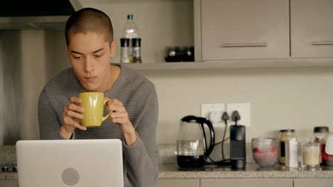 hombre usando computadora portátil mientras toma café 4k