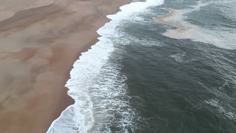 海浪在葡萄牙波多黎各附近空白的海岸海<unk>上打破