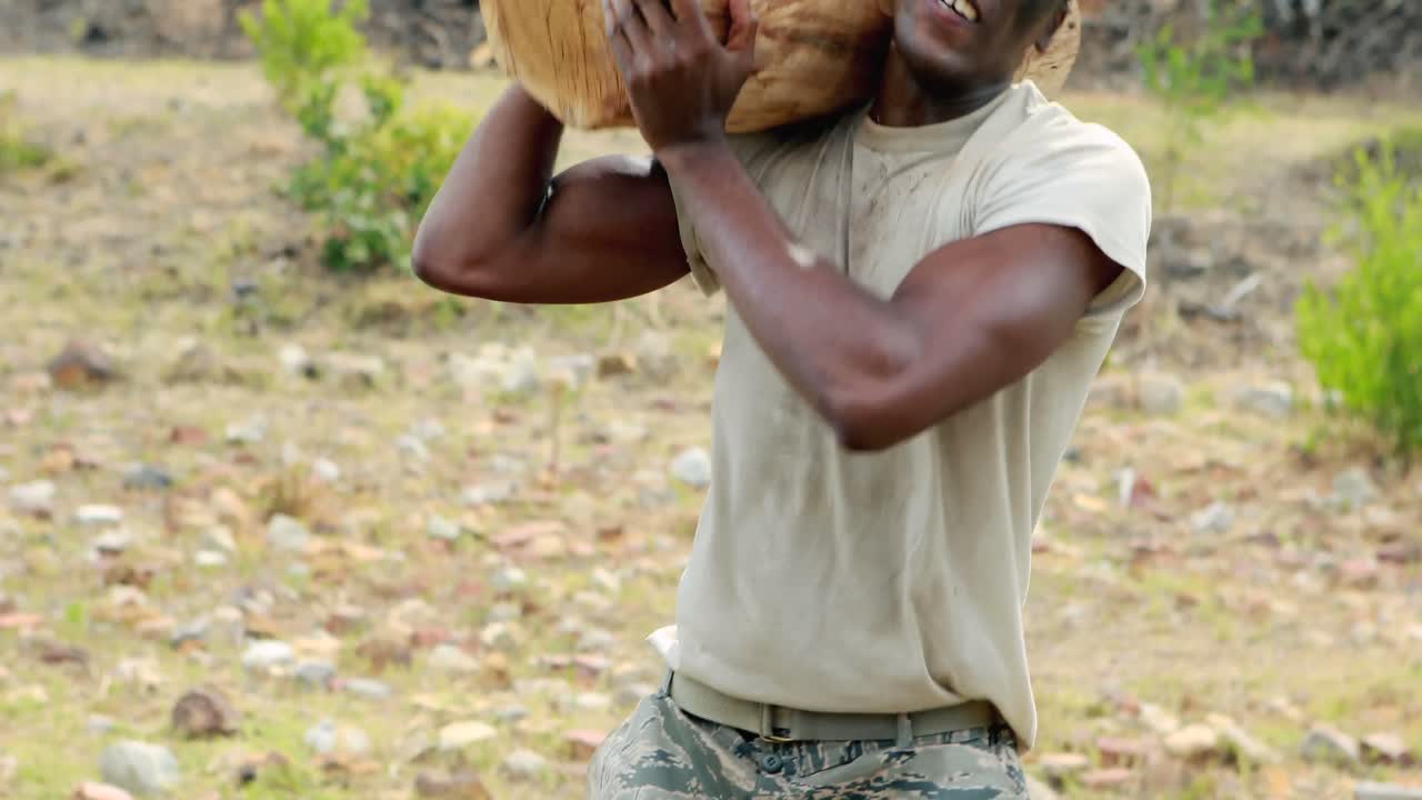 운동 하는 동안 무거운 나무 로그 를 들고 있는 건강 한 사람