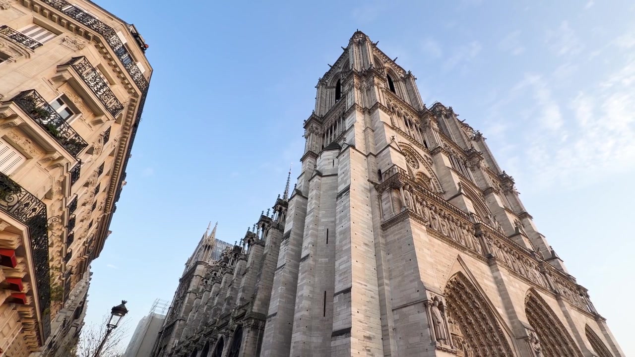 Prospettiva dal basso della famosa facciata della Cattedrale di Notre-Dame.