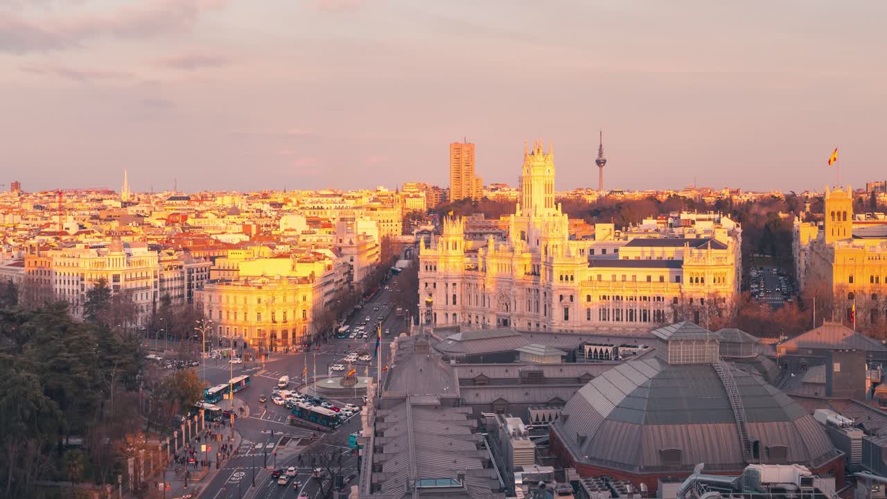 Cibeles e il Municipio di Madrid durante il tramonto, timelapse dal giorno alla notte, vista aerea