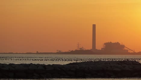 Silhouette-Der-Kraftwerksindustrie-Im-Industriegebiet-Map-Ta-Phut-Bei-Sonnenuntergang-In-Rayong,-Thailand