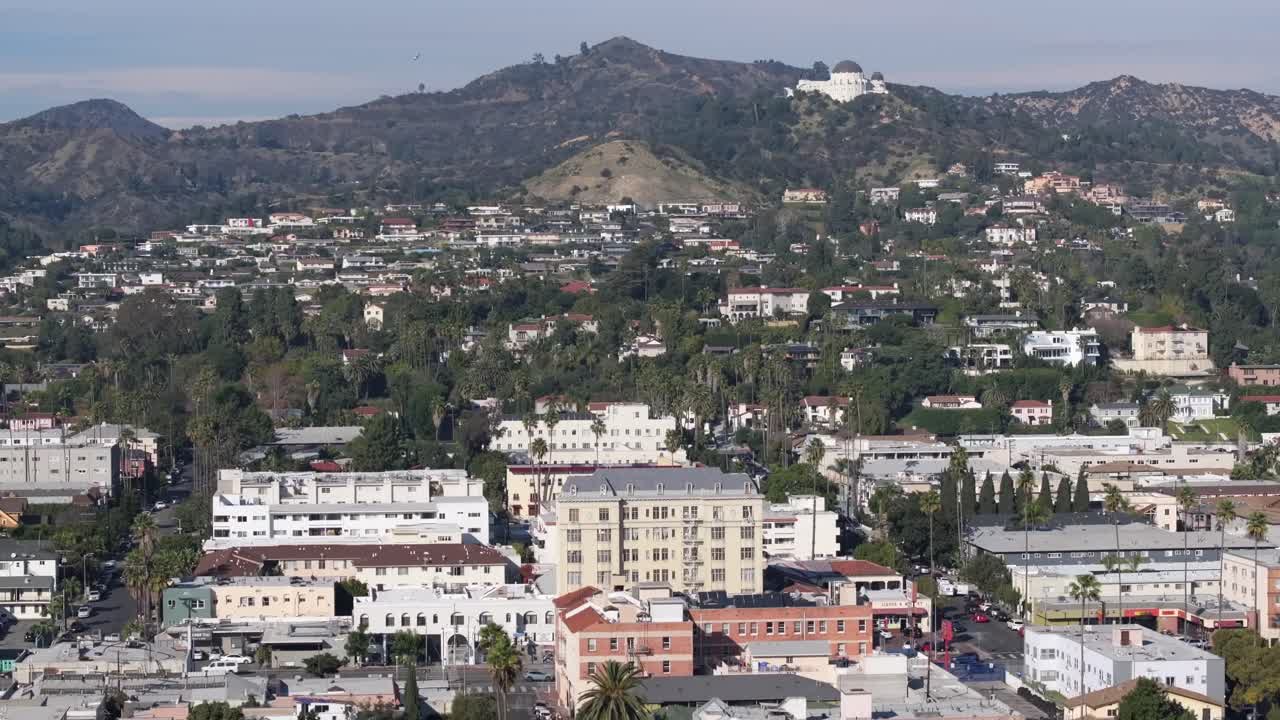 캘리포니아 주 이스트 할리우드 에 있는 그리피스 천문대 아래 의 작은 아르메니아 - 상승 하는 공중 사진