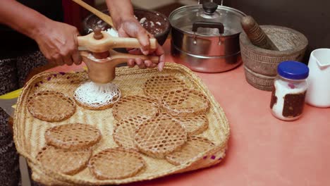 Haciendo-Algo-De-Idiyappam,-Un-Plato-Tradicional-En-Sri-Lanka-6