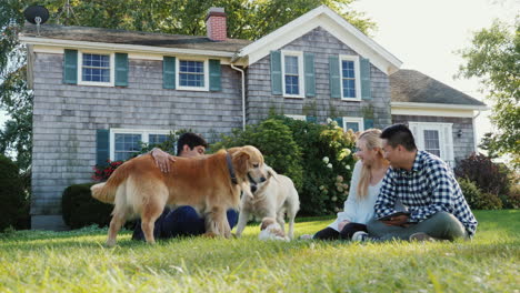 Los-Perros-Juegan-Cerca-De-Un-Grupo-De-Amigos