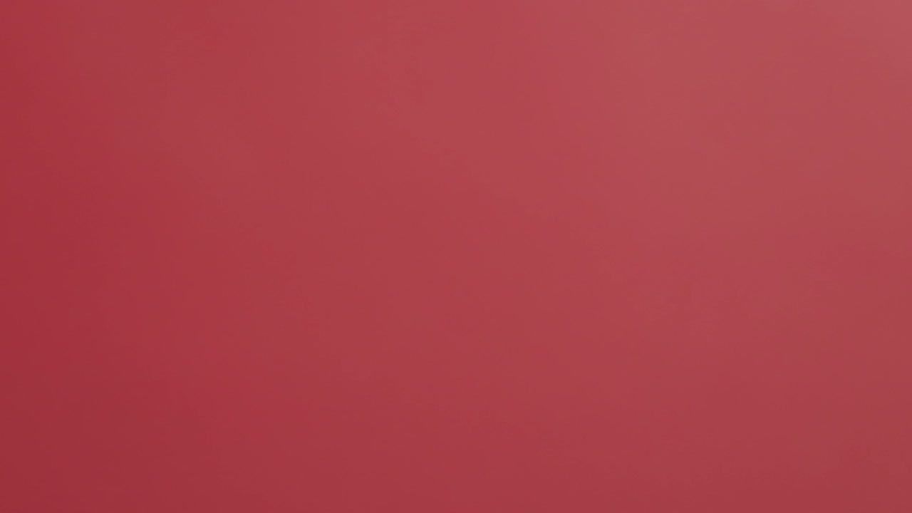 el arroz cayendo sobre un fondo rojo