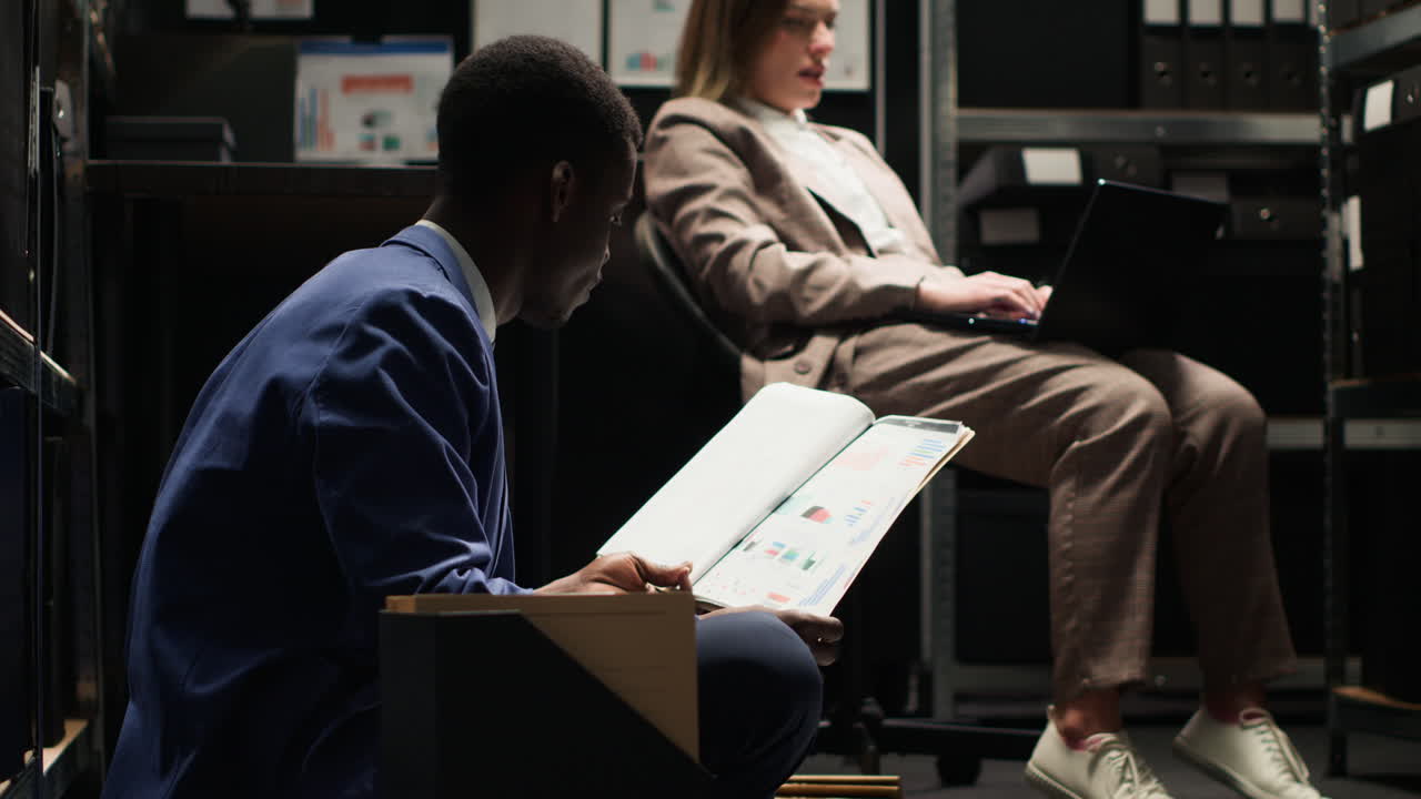 empresarios que trabajan en una oficina