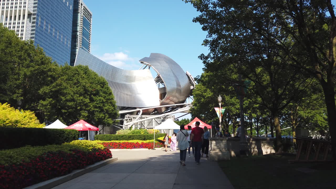 Slow push in to the entrance to Millennium Park