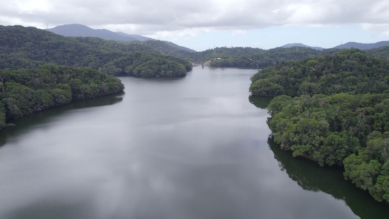 lago morris con aguas tranquilas y vegetación exuberante en el norte de queensland, australia - toma aérea de drones