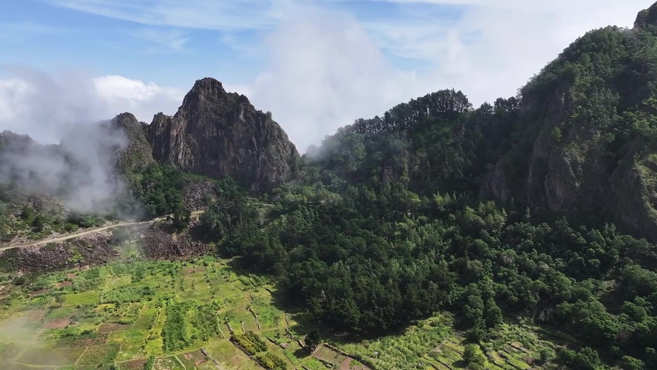 Đảo Santo Antão, Cape Verde. Ảnh chụp từ drone cánh đồng nông nghiệp trong thung lũng dưới những ngọn đồi núi lửa và mây