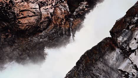 Toma-En-Cámara-Lenta-De-Cascada-Y-Roca-En-El-Parque-Nairn-Falls-En-Columbia-Británica,-Canadá