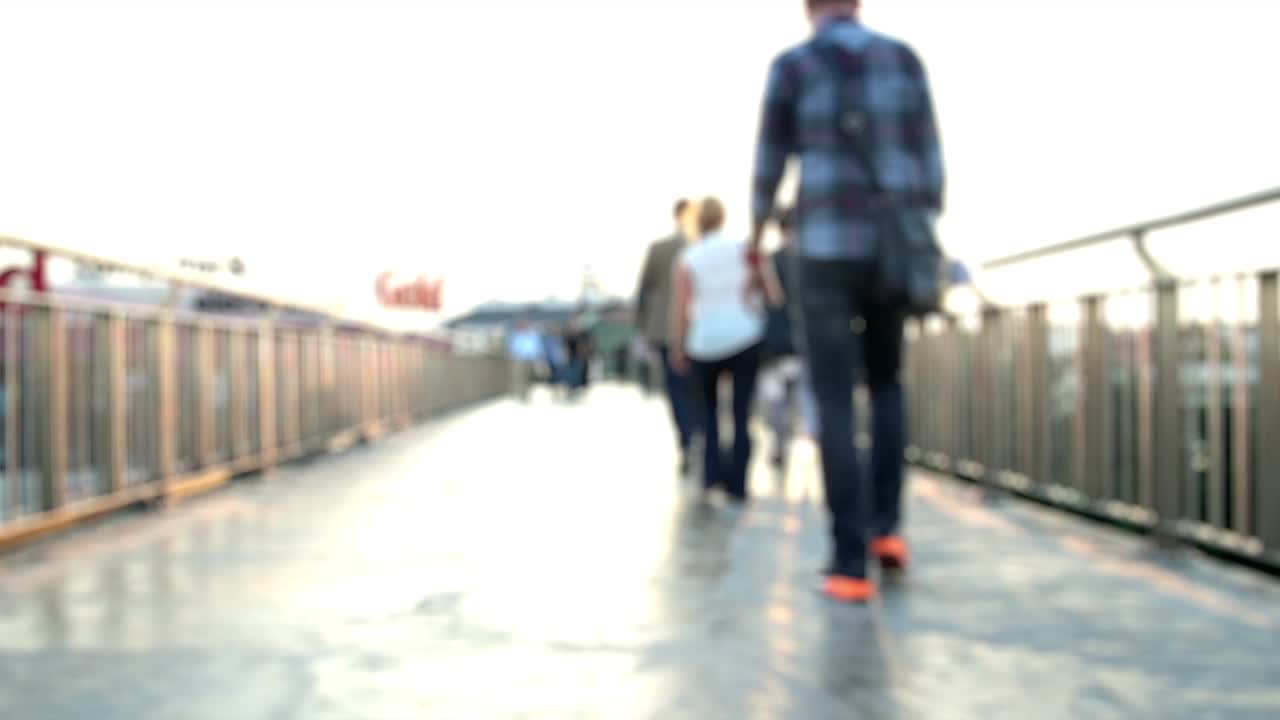 이스탄불 에서 보행자 다리 를 건너고 있는 사람 들