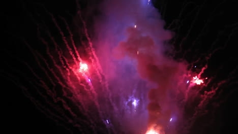 un espectáculo de fuegos artificiales en la noche 4