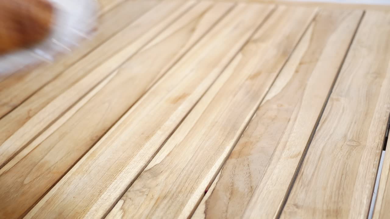 la mano sirviendo un croissant