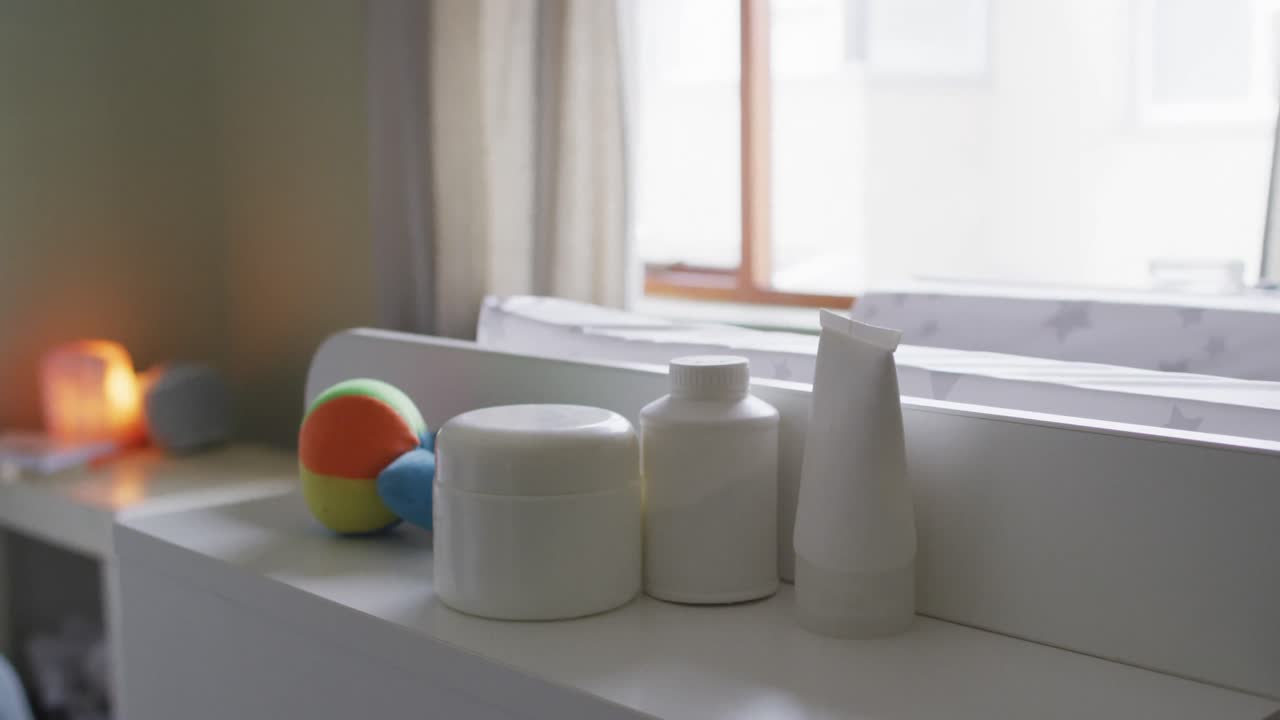 새로 태어난 아기 의 물건 과 장비 가 선반 에 서 있는 비디오