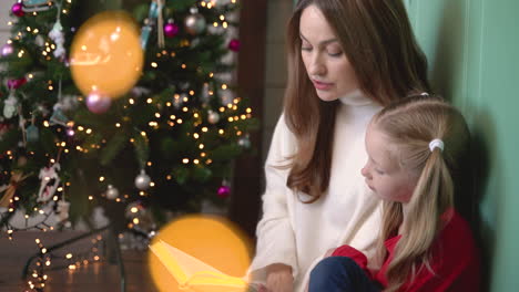 Nahaufnahme,-Menschen,-Mensch,-Person,-Weihnachtsbeleuchtung,-Mann,-Hand,-Männlich,-Sitzend,-Tippen,-Laptop,-Weihnachtsbaum,-Weihnachtszeit,-Saisonal,-Ferien,-Wohnzimmer,-Weihnachten,-Weihnachtsdekoration,