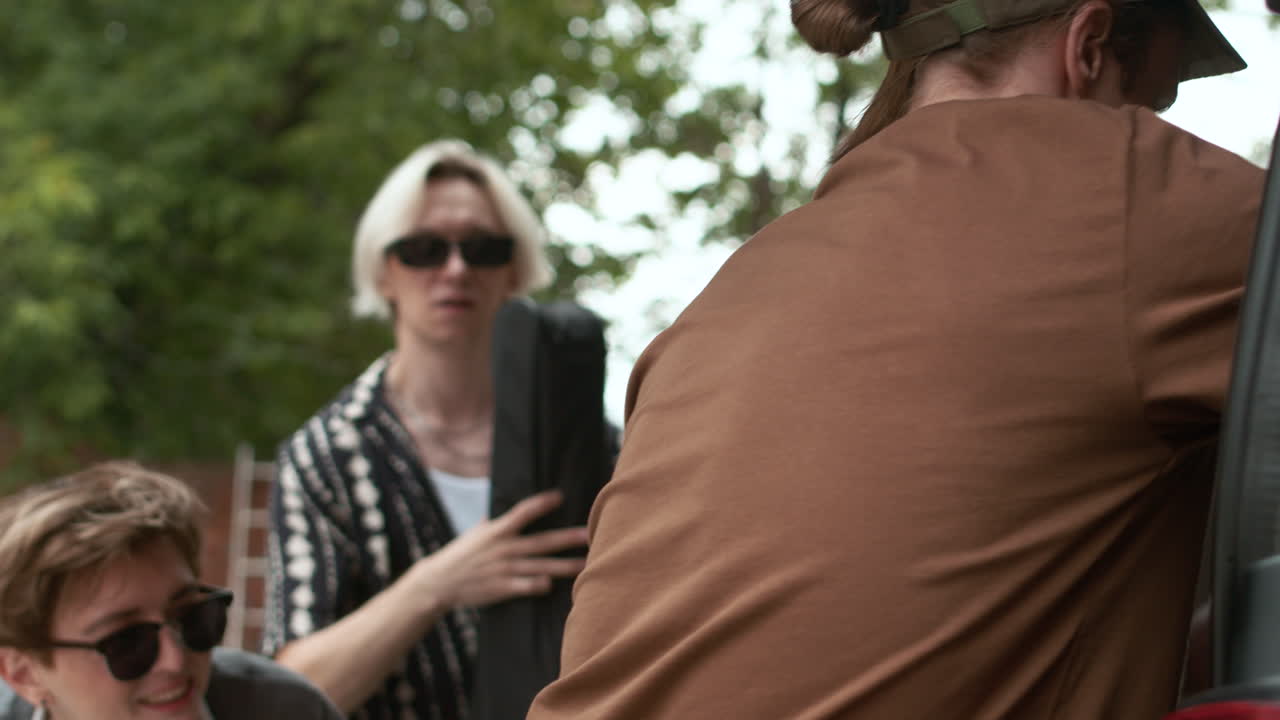 록 밴드가 투어에 나갑니다.