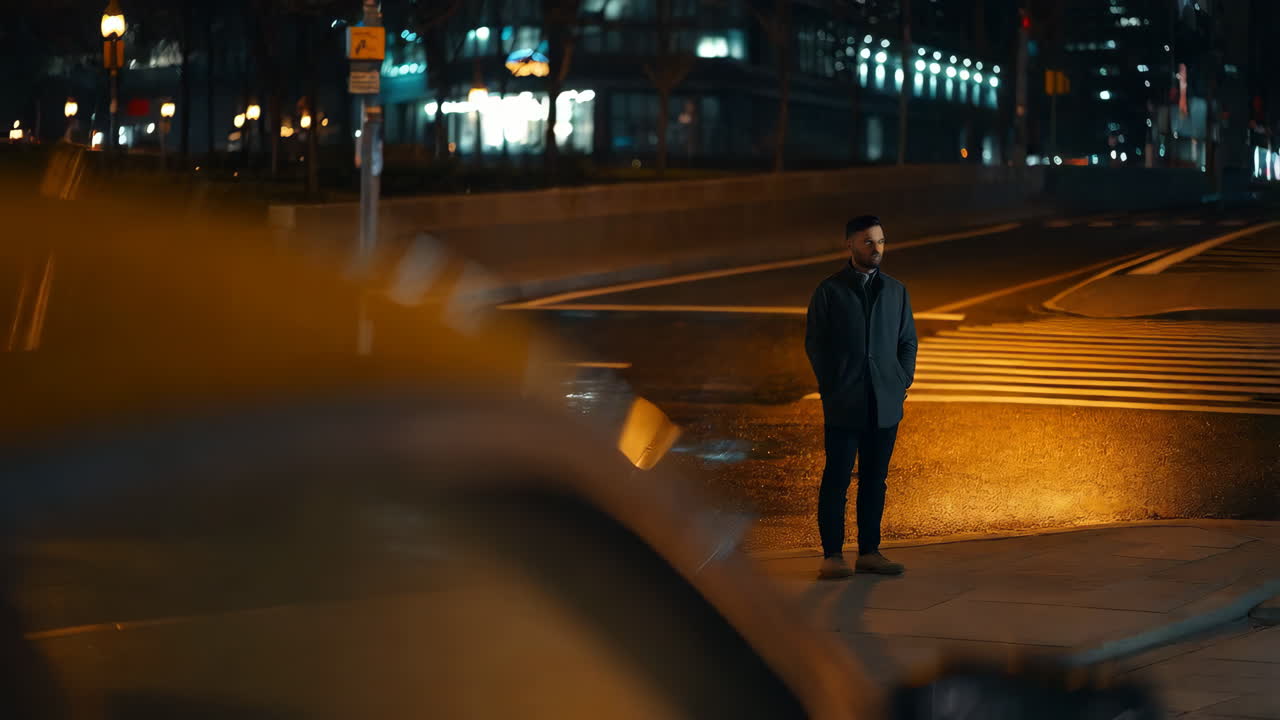 밤 에 도시 거리 에 서 있는 사람