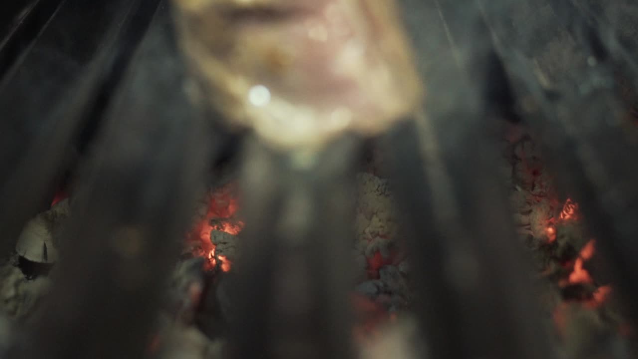 나무 석탄 그릴에 긴 스테이크