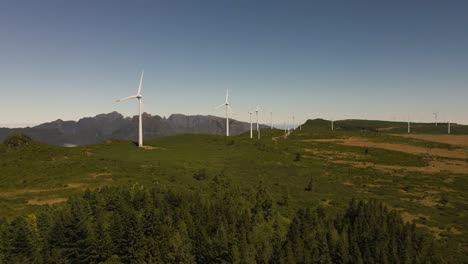 在馬德拉島山脈頂部的風力發電廠的空中景觀