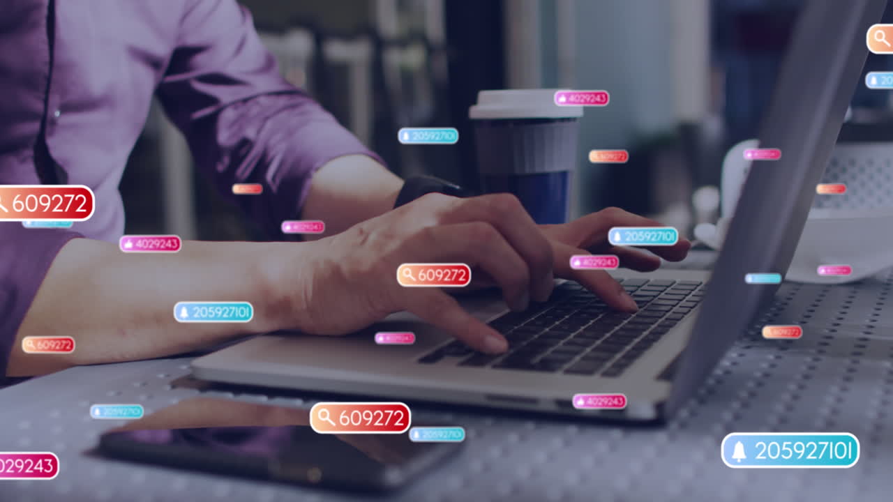 animación de iconos de redes sociales con números sobre hombre caucásico usando portátil.