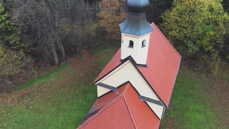 Primer-Plano-De-Un-Dron-De-Una-Pequeña-Iglesia-En-Medio-De-Un-Bosque