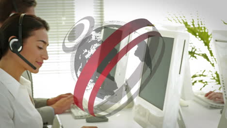 animación del globo sobre diversas personas de negocios en la oficina