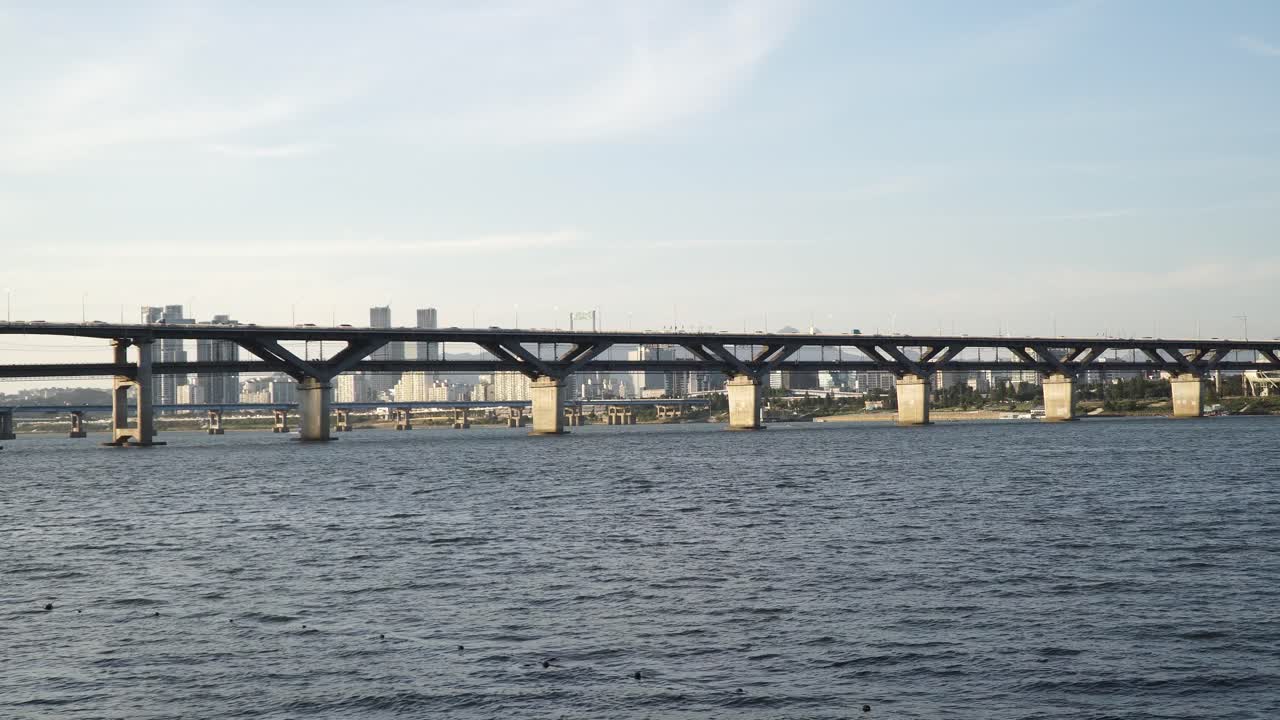 한국 서울의 한강을 가로지르는 청담대교의 전망 - 정적 샷 광각
