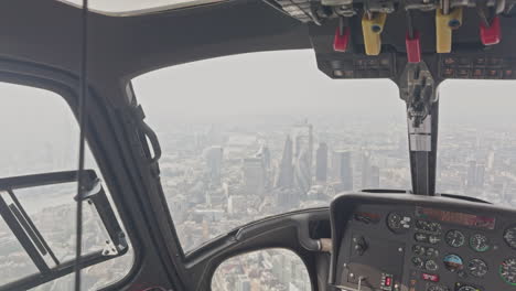 filmando desde dentro de un helicóptero sobre londres