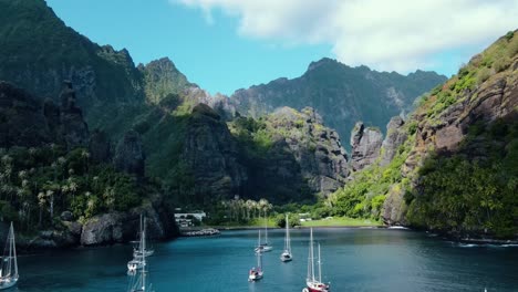 Viele-Segelboote-Vor-Anker-In-Der-Bucht-Der-Jungfrauen-Auf-Den-Marquesas-Inseln-Fatu-Hiva,-Französisch-Polynesien,-Südpazifik